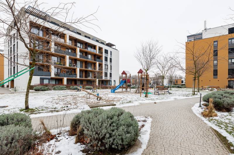 Lakóház a Béžová utcában, Pozsony-Petržalkán, játszótérrel és téli hangulattal.