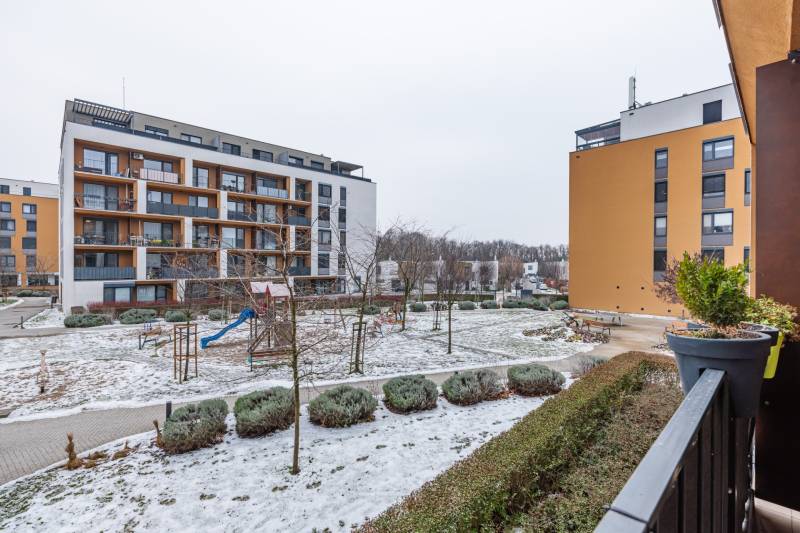 Havas udvar játszótérrel a lakóházak között Pozsonyban, a Béžová utcában.