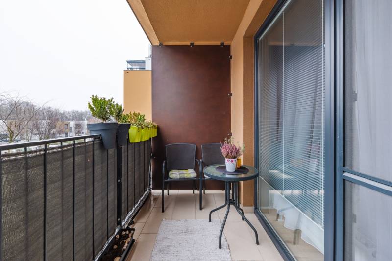 Erkély egy egyszobás lakásban a Béžová utcában, Pozsony-Petržalkán, növényekkel és bútorokkal.