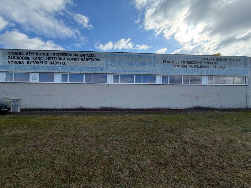 Ipari épület bútor gyártására a Dvorská úton Érsekújváron.