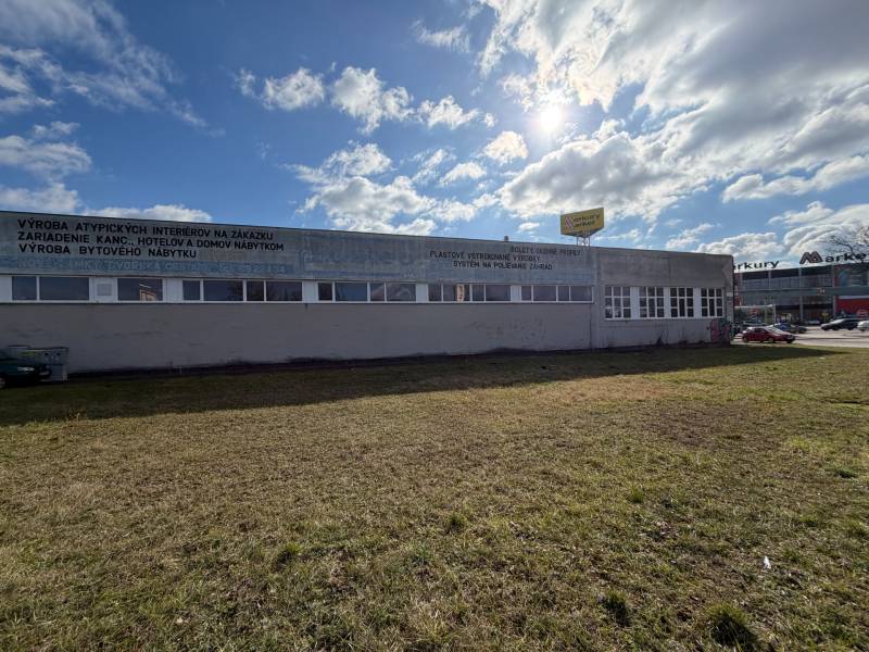 Épület Érsekújváron, az Érsekújvári utcán, kategória: Raktárak és csarnokok.