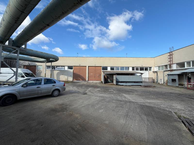 Raktárak és csarnokok Érsekújvárban, az Érsekújvári utcában ipari komplexummal és autókkal.