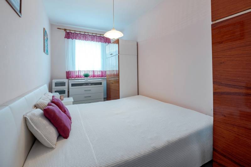 Hálószoba fehér ágyneművel és szekrényekkel, 4 szobás lakás.