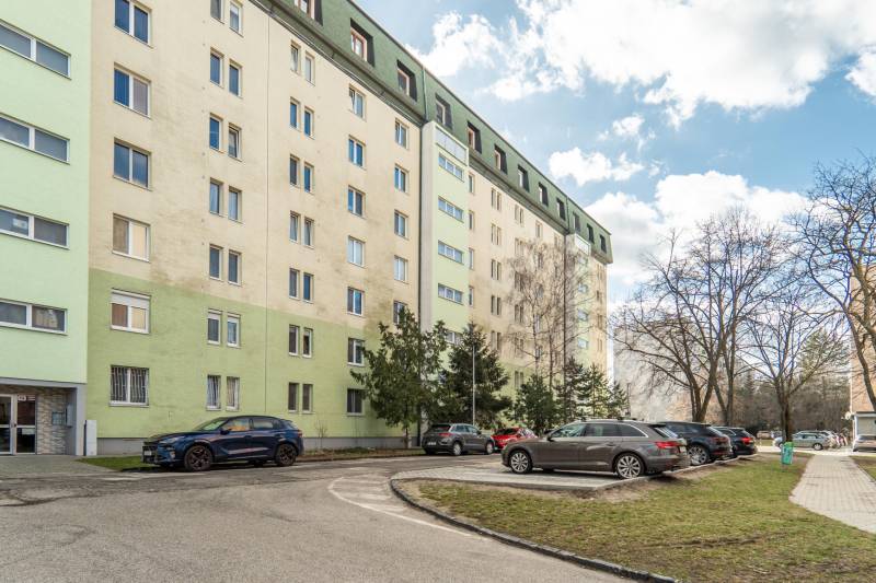 Bytový dom s parkoviskom na Súmračnej ulici v Bratislave - Ružinove.