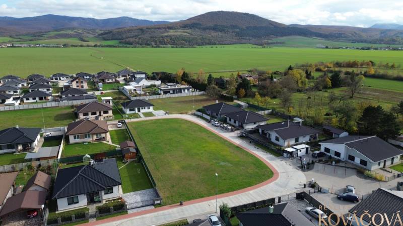 Légi felvétel az új lakóövezeti telkekről Kočovce-ban.