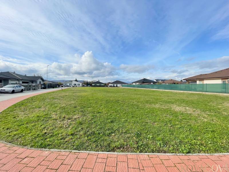 Tágas építési telek Kočovce-ban, családi házakkal körülvéve.