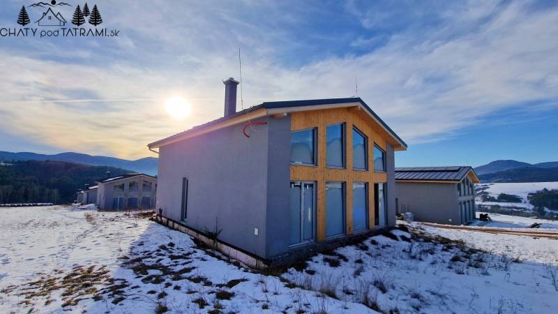 A Dolná Lehota-i ház havas kilátást nyújt a hegyvidéki tájra és az erdőkre.