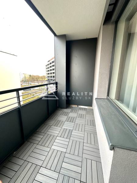 Erkély egy 2 szobás lakásban dekoratív burkolattal Kassán, a Poprádi utcában.