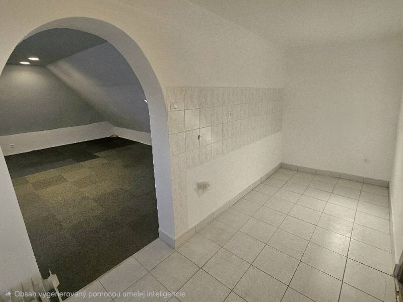 Üzlethelyiség belső tere boltíves átjáróval és kombinált padlóburkolattal.