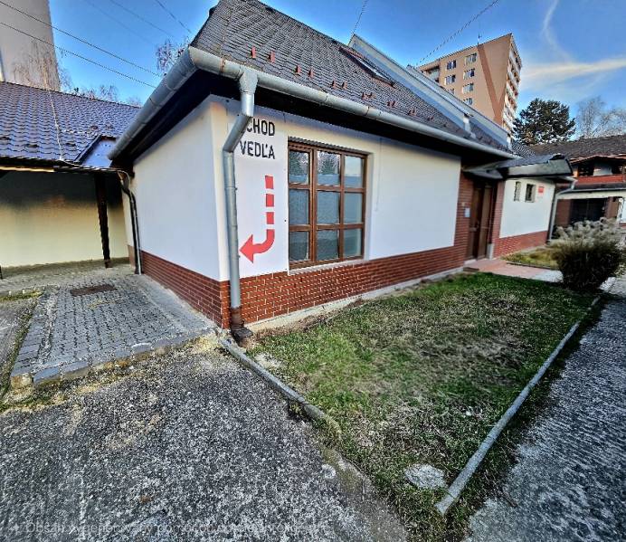 Tégla burkolatú épület Bánovce nad Bebravou-ban, a bejárat jelzése mellette.