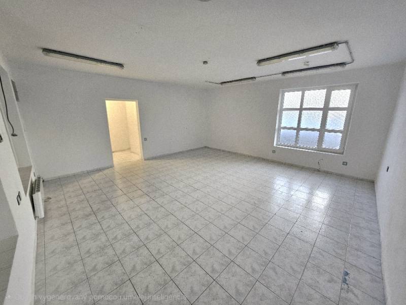 Üres üzlethelyiség csempével és ablakkal.