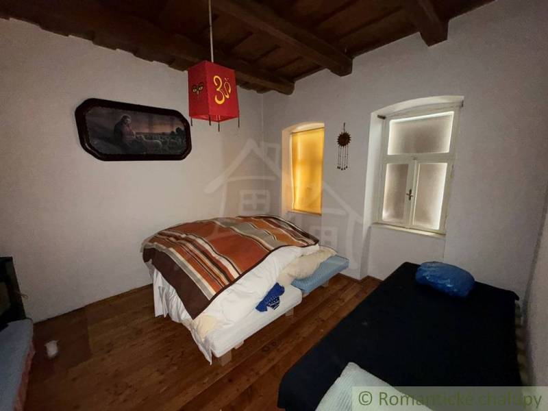 Hálószoba családi házban dekoratív elemekkel és fa dekorációjú padlóval.