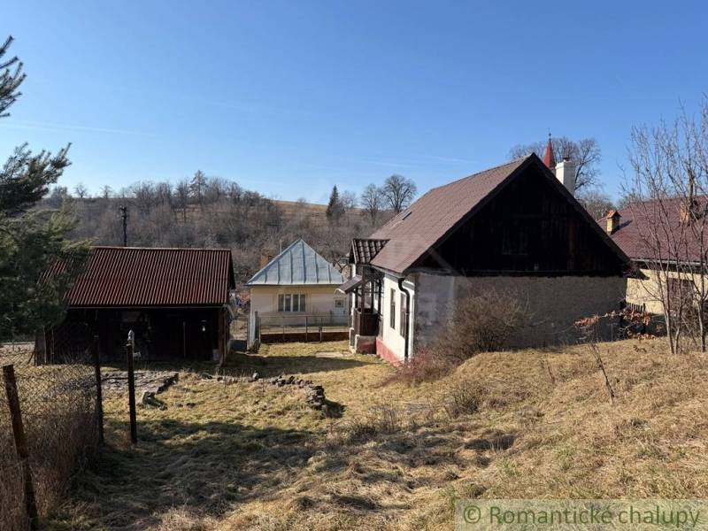 Családi ház Lipócon kőkerttel és természetes környezettel a domboldalon.