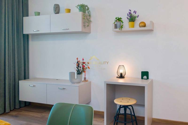 Minimalista belső tér fa dekorációjú padlóval és bútorokkal egy egyszobás lakásban.