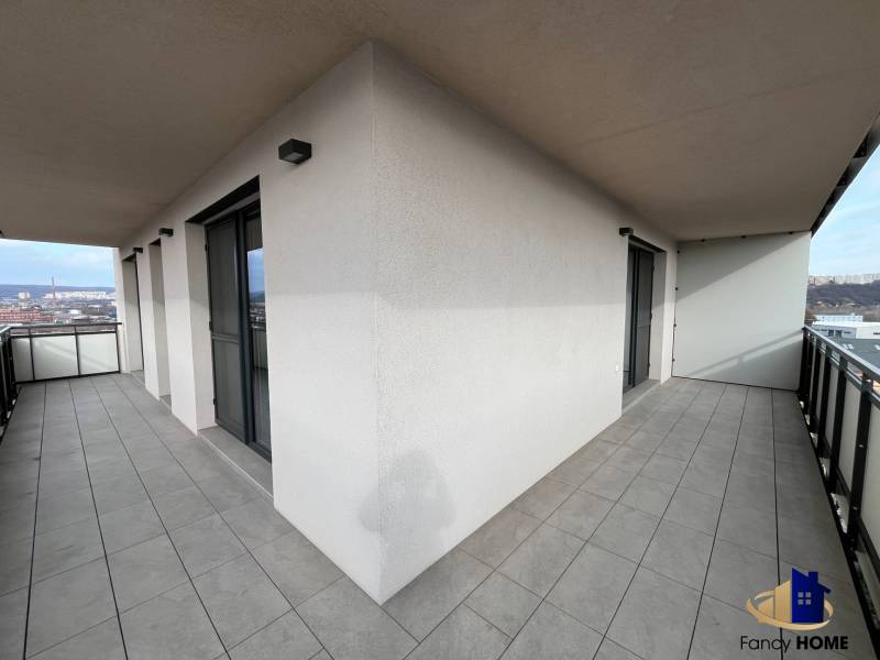 Erkély egy 3 szobás lakásból panorámás kilátással az Alvinczy utcáról, Óváros városrész, Kassa.