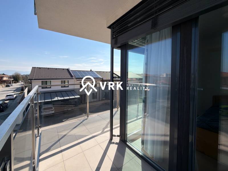 Kilátás egy háromszobás lakás erkélyéről a Topoľčianska utcán, Kassa - Nyugati városrész.