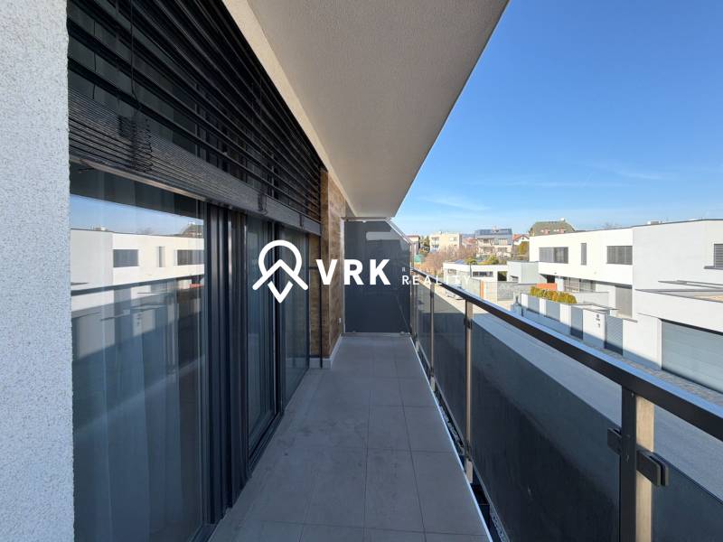 Erkély egy 3 szobás lakásban, utcára néző kilátással Kassán, Nyugati városrész, Topoľčianska.