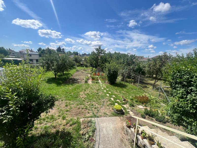 Családi ház kertje Nagyőrös községben, a Tálová utcában, sok zölddel.