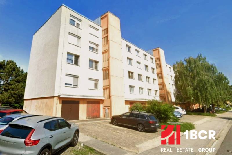 A Kalištna utcai lakóház Pozsonyban - Dévényújfaluban, parkoló az előtérben.