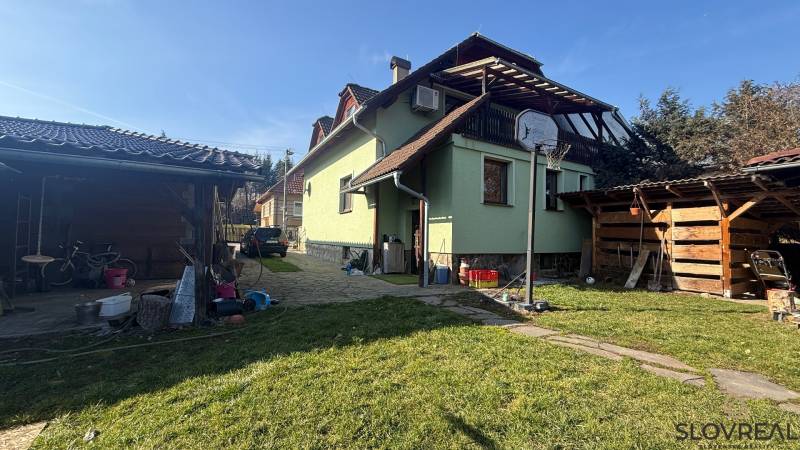 Családi ház Lutilán udvarral, előtetővel és kerttel.