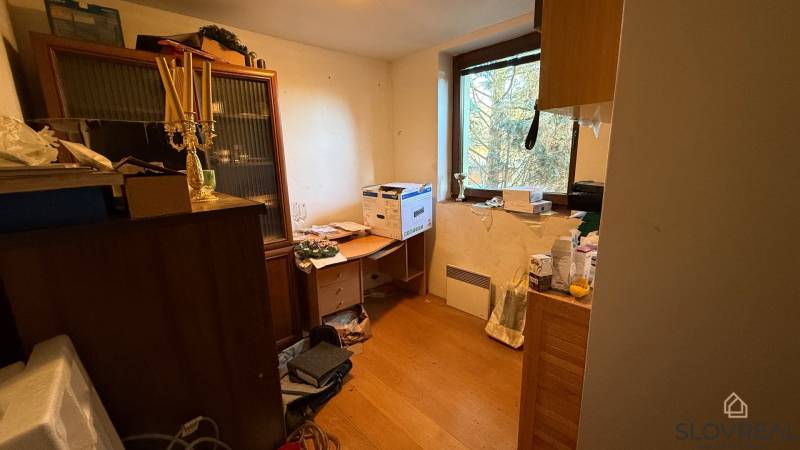 Szoba családi házban berendezéssel és fa dekoros padlóval.