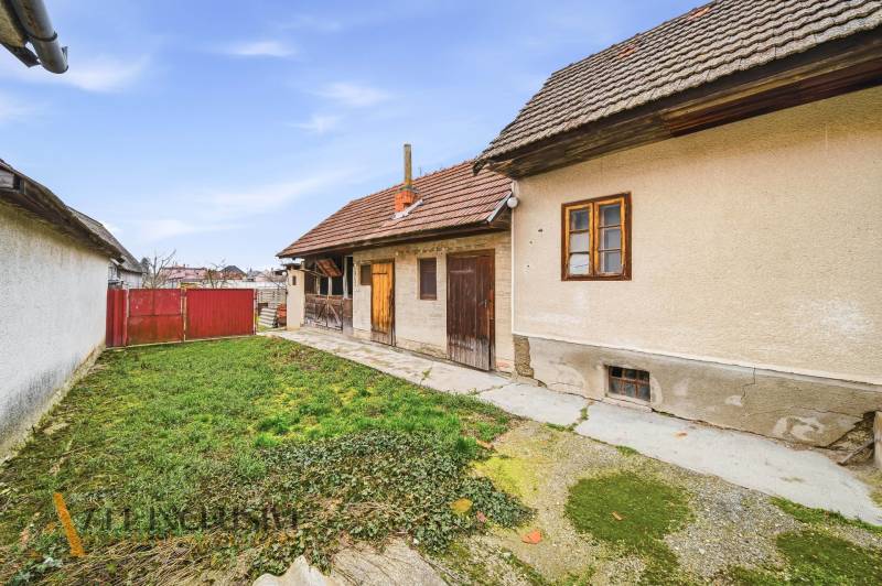 Családi ház Topoľníkyben udvarral, kerttel és hagyományos homlokzattal.