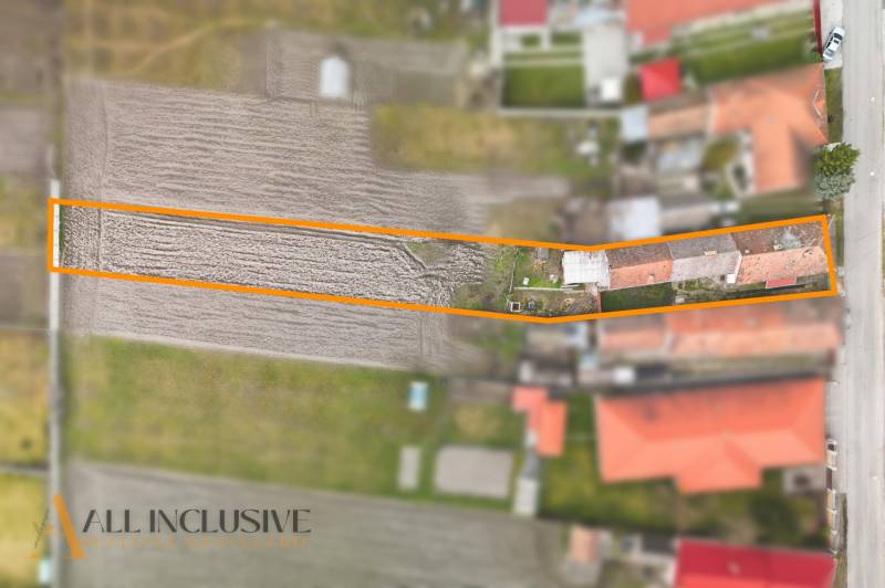 Családi ház Topoľníkyben kerttel, látható mezőgazdasági föld és épületek.