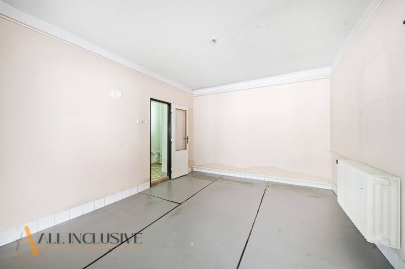 Világos szoba fehér falakkal és ajtókkal egy családi házban.