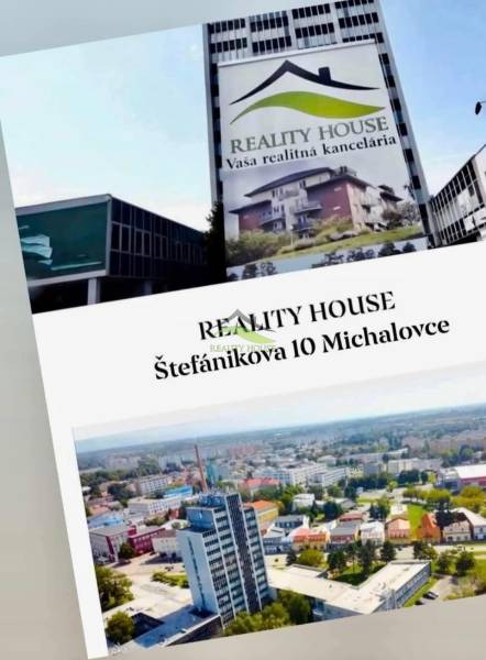 Egy épület ingatlanközvetítő iroda reklámjával a Štefánikova utca 10. szám alatt, Michalovce.