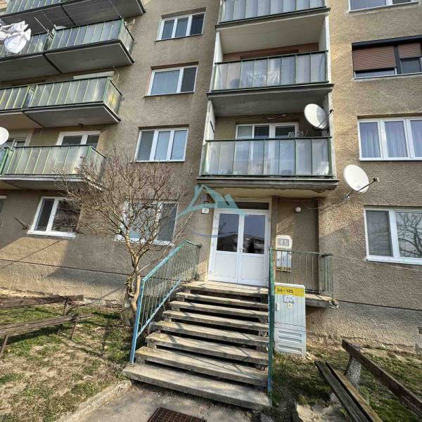 Többszintes lakóház erkélyekkel a J. Thuroczy utcában, Ipolyságon.