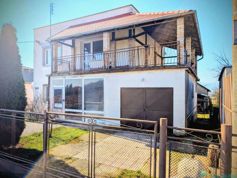 Családi ház az Új utcában, Lastovce-ban, tágas terasszal és garázzsal.