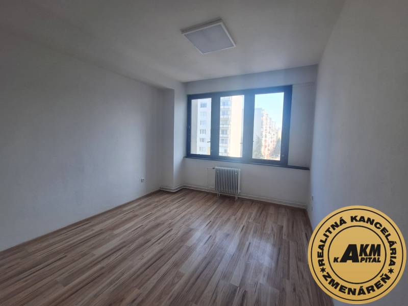 Iroda szoba fa dekor padlóval és nagy ablakkal a zvoleni Tulská utcában.