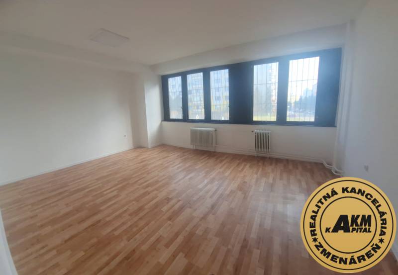 Iroda belső tér fa dekor padlóval és nagy ablakokkal.