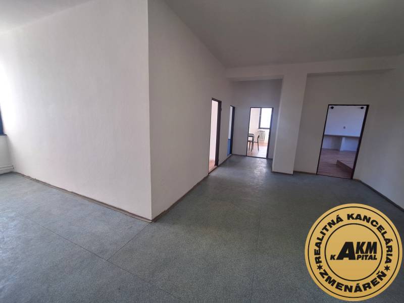 Irodai helyiségek fehér falakkal és linóleum padlóval.