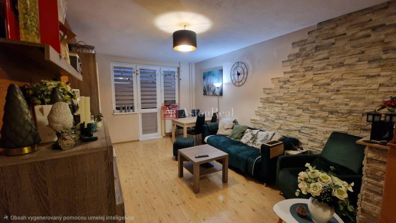 Nappali egy háromszobás lakásban fa dekor padlóval és dekoratív elemekkel.