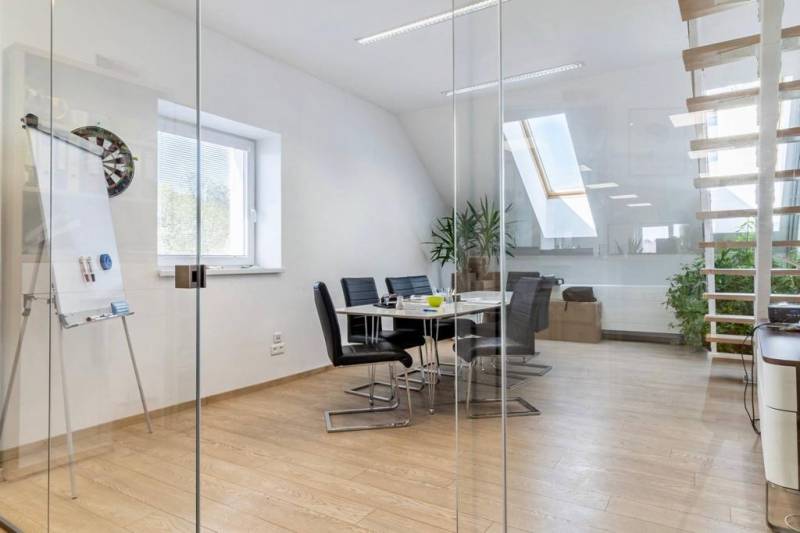 Üvegfalak, fa dekorációjú padló és lépcsők az irodában.