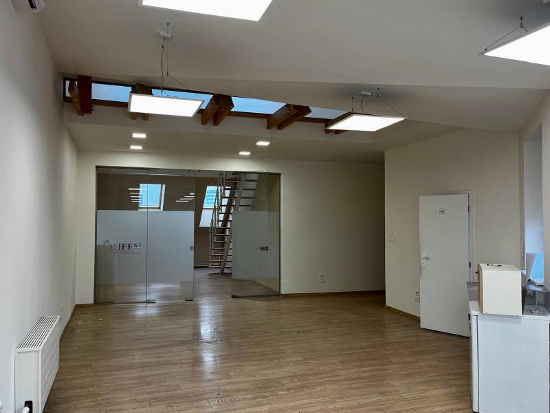 Irodák fa dekor padlóval, üvegajtókkal és lépcsőkkel.