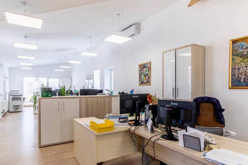 Irodák fa dekor padlóval, íróasztalokkal és tárolószekrényekkel.