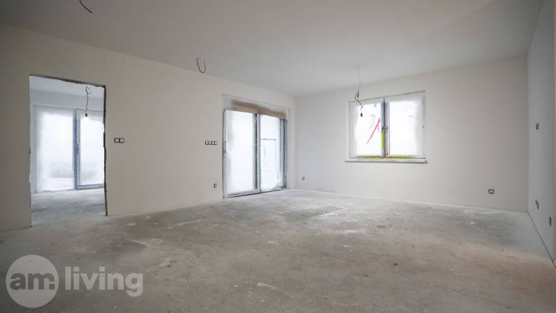 Egy szoba családi házban befejezetlen padlóval és falakkal, berendezés nélkül.