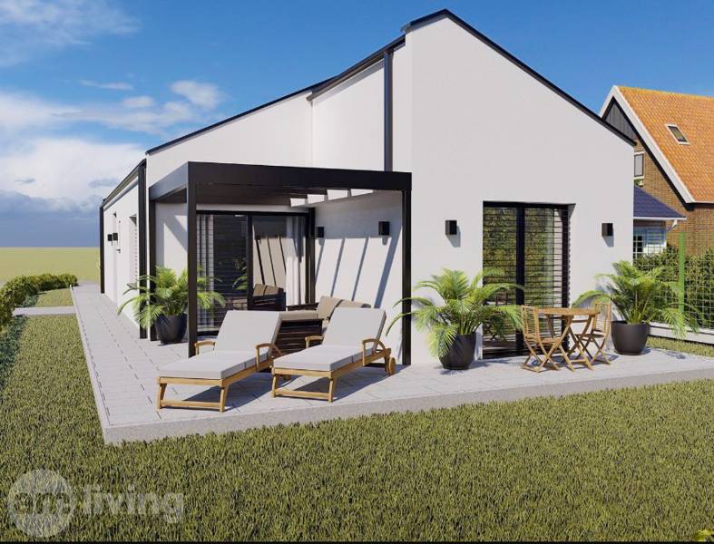 Családi ház Borcsicén terasszal, napozóágyakkal és kerti bútorokkal, zöld pázsittal körülvéve.