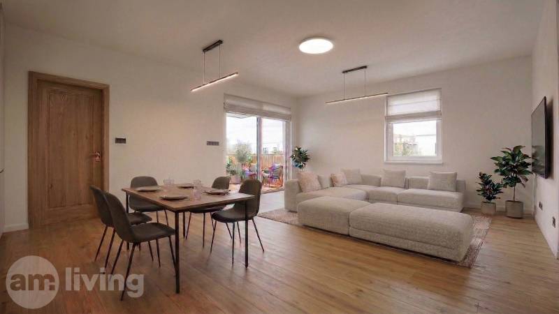 Nappali a családi házban étkezőasztallal és fa dekorációjú padlóval.