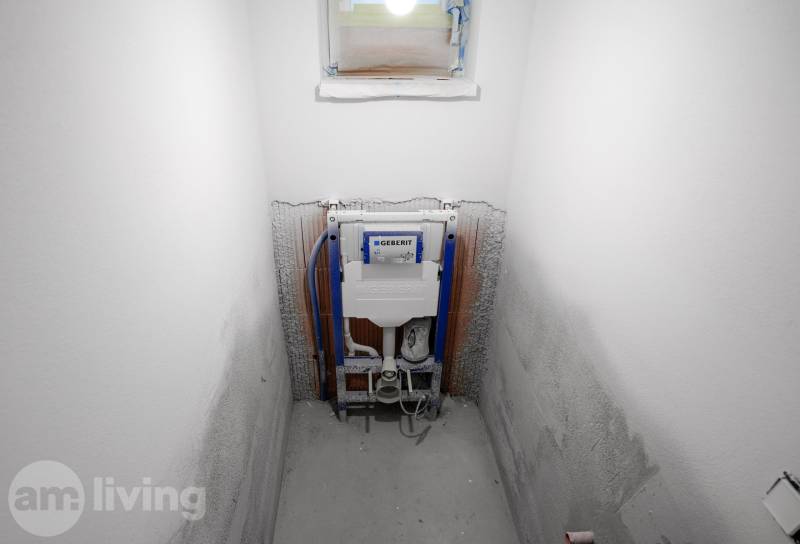 Készülő fürdőszoba egy családi házban Geberit öblítőrendszer telepítésével.