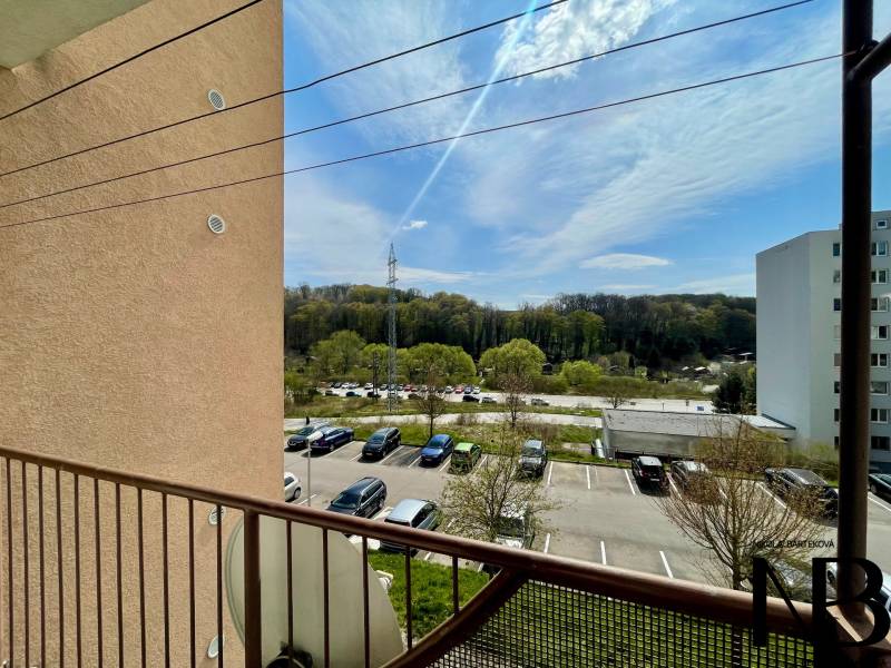 A Východná utcai kétszobás lakás kilátása magában foglalja a parkolót és a zöldterületet.