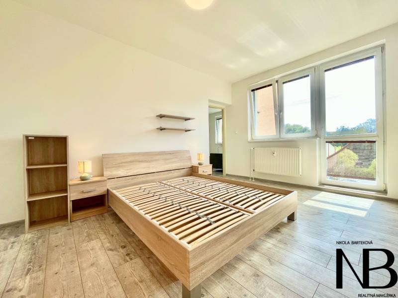 Világos szoba fa padlóval, ággyal és bútorokkal, 2 szobás lakás a Východná utcában.