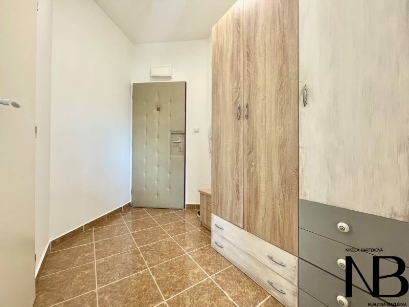 Bejárati folyosó járólappal, nagy szekrénnyel és biztonsági ajtóval egy kétszobás lakásban a Východná utcán.