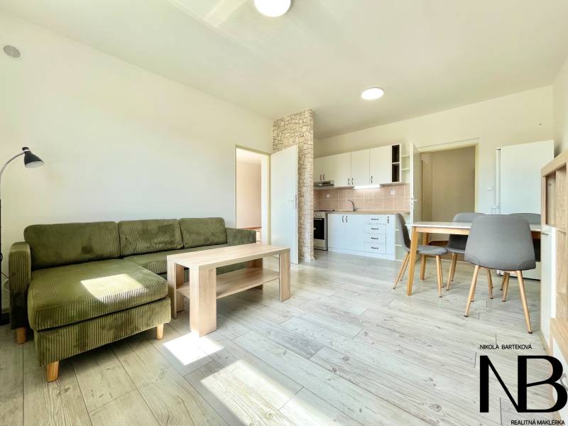 Világos nappali egy kétszobás lakásban a Východná utcán kényelmes bútorokkal és konyhával.