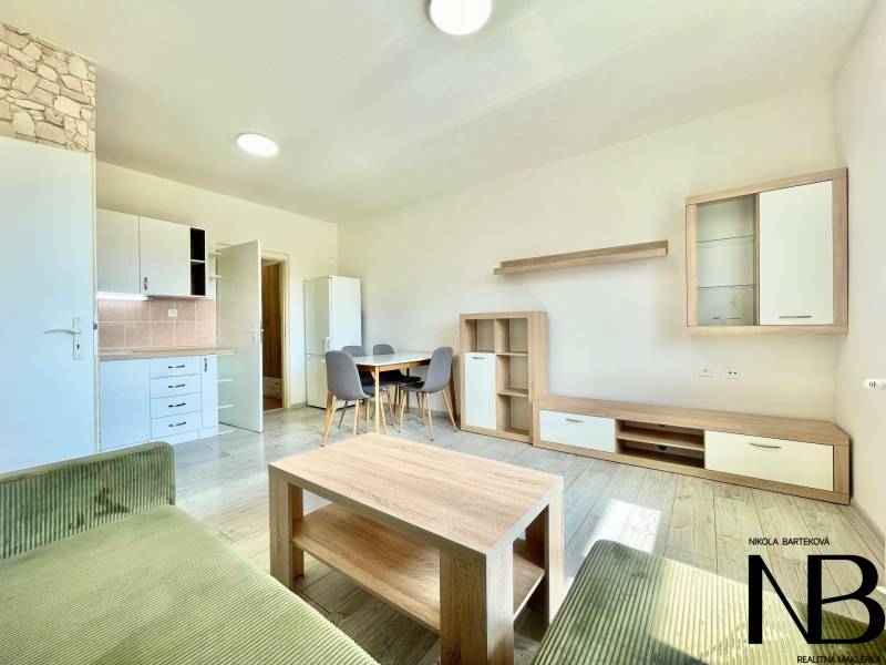 2 szobás lakás belső tere; berendezés a Východná utcában; konyha, étkezőasztal, nappali.