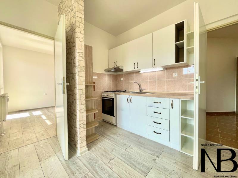 Konyhapult egy 2 szobás lakásban, világos tér a Východná utcán.