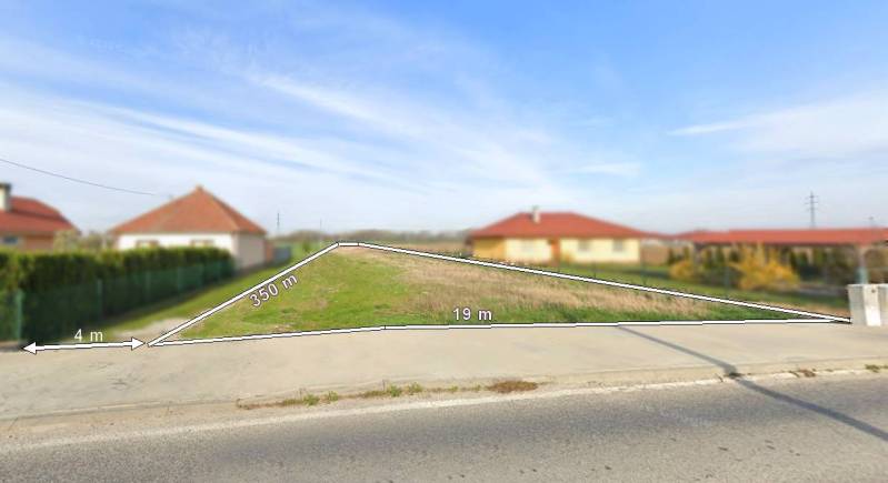 Telkek - lakóterület Sokolovcén, megjelölt építési területtel és környező házakkal.