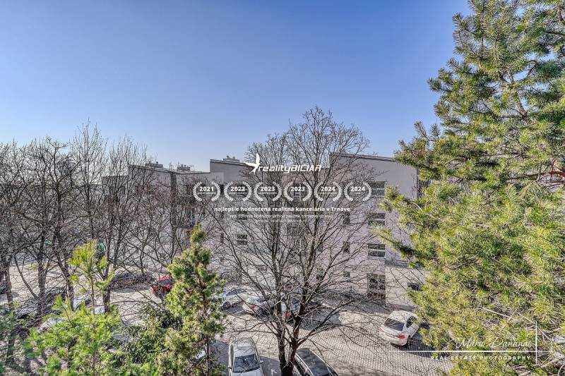 Kilátás a Veterná utcára Nagyszombatban egy 4 szobás lakásból, láthatók fák és autók.